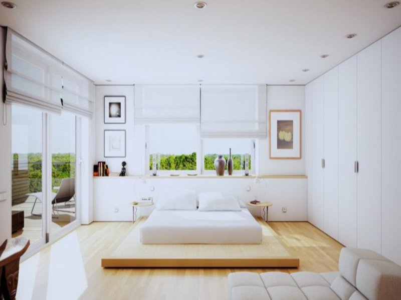design bílé ložnice s bílou postelí