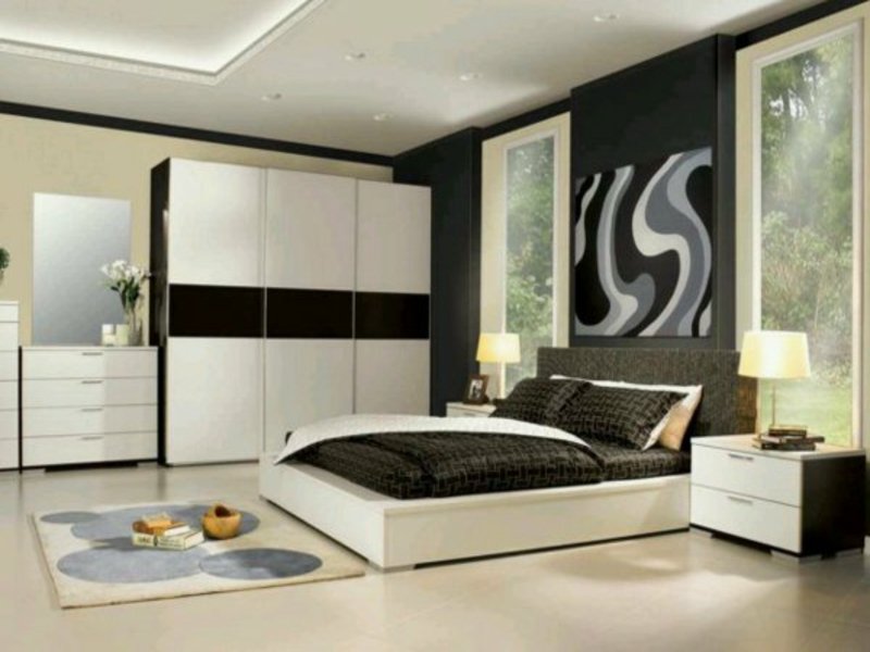 moderní design ložnice s bílými skříněmi