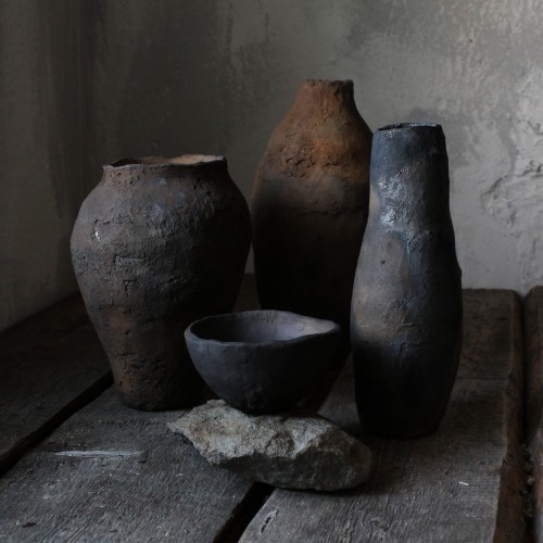 mørk grå dekorasjon wabi sabi