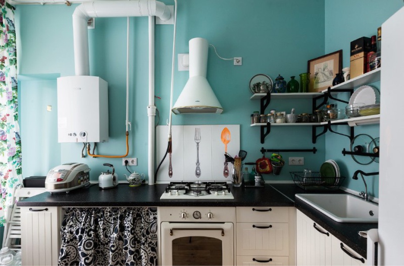 Virtuvės interjeras su dujiniu vandens šildytuvu kaimo stiliumi