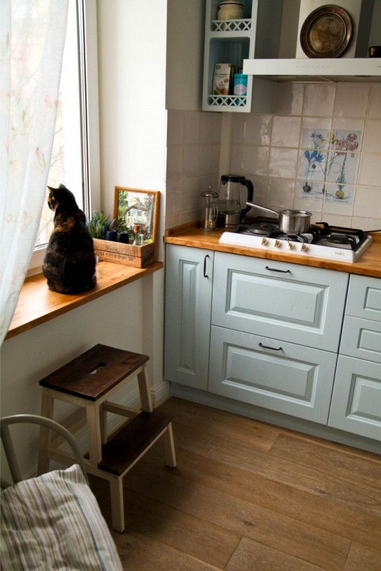 Maža virtuvė Chruščiovoje su dujiniu vandens šildytuvu