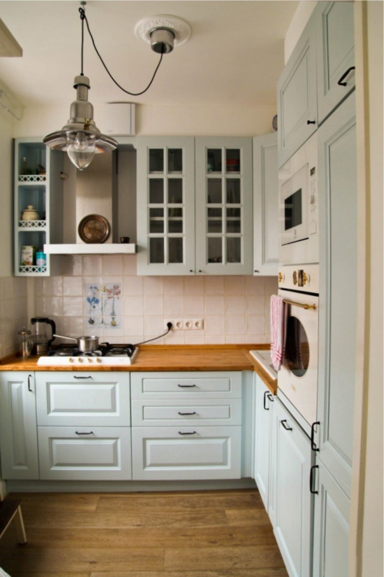 Maža virtuvė Chruščiovoje su dujiniu vandens šildytuvu