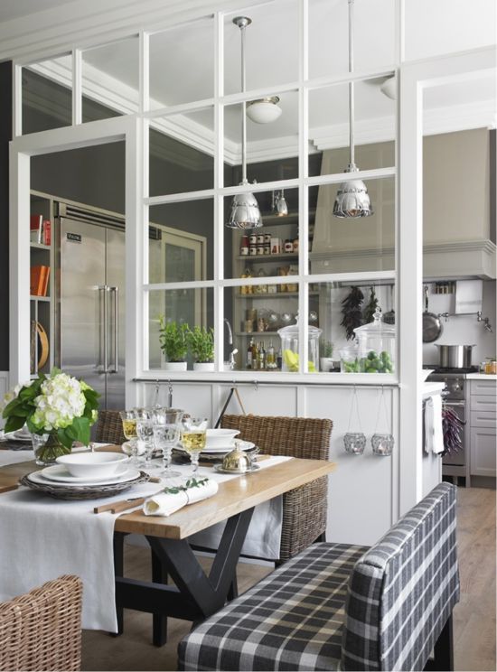Mutfak-yemek odasının iç kısmında cam bölme