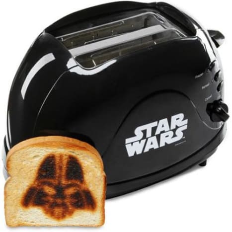 Nuotrauka: „Movoto“. Nesvarbu, ar jums patinka jūsų skrudinta duona, ar tamsi pusė, šis skrudintuvas tikrai yra kažkas, kas turėtų būti bet kurio „Žvaigždžių karų“ gerbėjo virtuvės dalis.