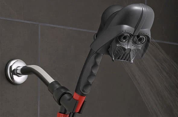 Nuotrauka: „Amazon“. Maudykitės tamsiosios pusės galioje su šia „Oxygenics“ dušo galvute „Darth Vader“.