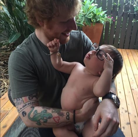 (Edas Sheeranas fotografuotas su britų reperiu, pavyzdžio sūnus Evanderis. Nuotrauka: Edas Sheeranas/„Instagram“) Nereikia nė sakyti, kad Sheeranas yra visiškai pasiryžęs uždengti savo kūną tatuiruotėmis, kad ir koks skausmingas šis procesas būtų. Kalbant apie jo rašalo įkvėpimą, Sheeranas į GQ: „Aš gaunu kiekvieną kartą, kai yra kažkas, kuo didžiuojuosi ar noriu prisiminti“. Ir, kalbėdamas apie ryškias spalvas, kurias jis pasirinko savo tatuiruotėms, dainininkas kvatoja: „Žmonės, pamatę mano tatuiruotes, sako, kad aš atrodau kaip ištirpusi pieštukas, todėl tai įdomu. Manau, kad tai tik mano aštuonerių metų aš “. Sheeranas sako, kad ketina oficialiai atskleisti savo naujo rašalo kiekį, kai jis eis į turą kovo mėnesį, todėl sekite naujienas!