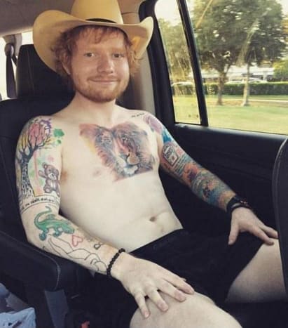 (Fotoğraf: Ed ​​Sheeran/Instagram) Geçen ay The Sun ile yaptığı röportajda Ed Sheeran, gelecekteki dövme planlarını tartıştı ve “Damien [Hirst] bir sonraki dövmemi çizdi, bu yüzden onu yapacağım. Bu bir kafatası, çok havalı.