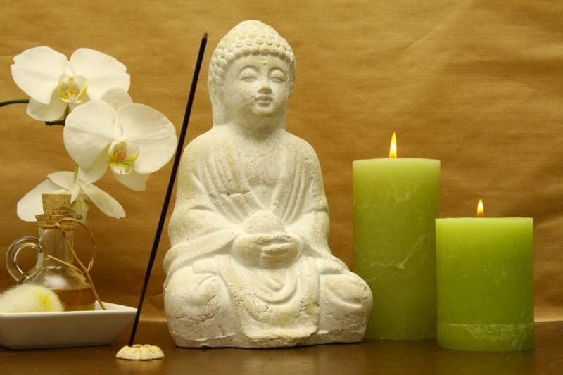 Οι φιγούρες και τα κεριά του Βούδα δημιουργούν μια ατμοσφαιρική ατμόσφαιρα στην αίθουσα διαλογισμού.