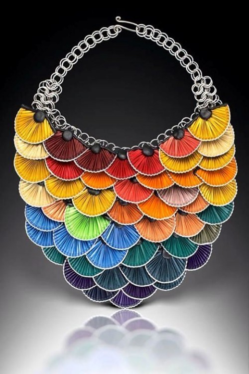 Šperky vyrobené z kávových kapslí neobvyklého barevného náhrdelníku s pavím ocasem