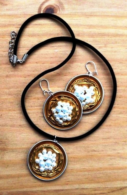 Šperky vyrobené z kávových kapslí s perlami na plochých kapslích