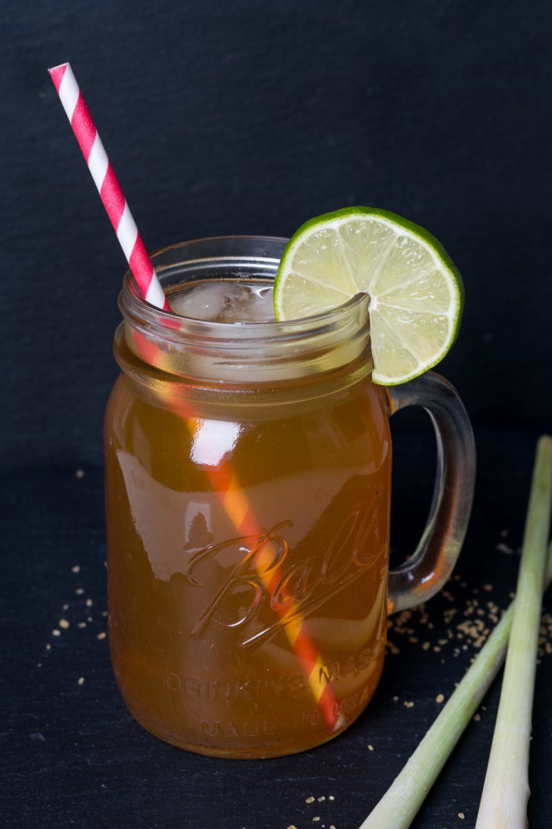 Nealkoholický nápoj ledový čaj citronová tráva limetka