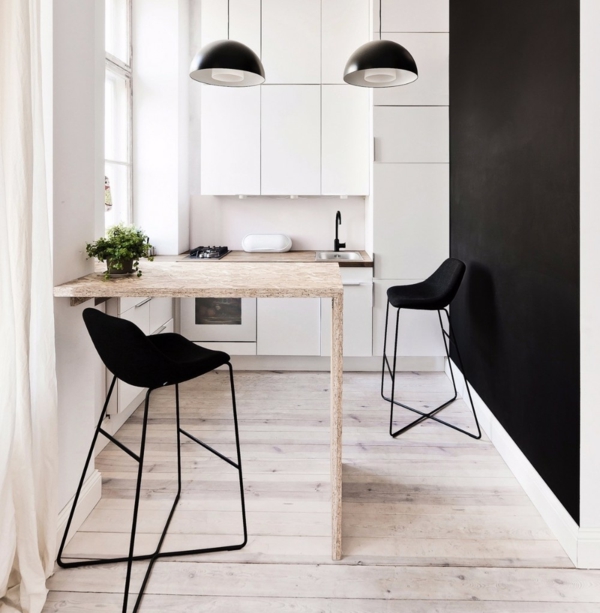 minimalistisk innredning skape en liten spisestue med åpent kjøkken