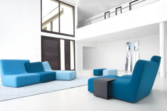 ekstravagante sofaer uvanlig modell romslig stue sitteplasser i blå nyanser ingen ytterligere møbler nødvendig