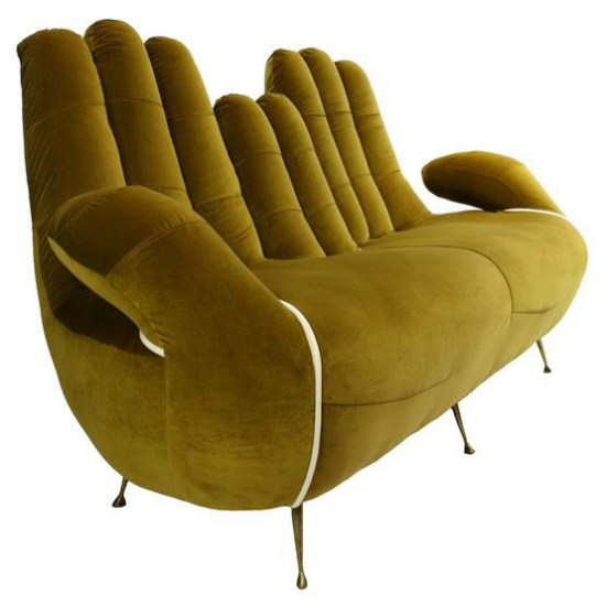 ekstravagante sofaer uvanlig modell i form av håndflater dekket av olivengrønn fløyel.
