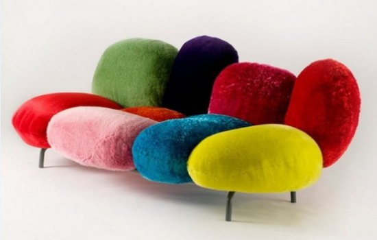 ekstravagante sofaer uvanlige modell myke puter i lyse farger kreativt arrangert stjerne i stuen