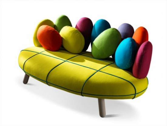 ekstravagante sofaer uvanlig modell fargevariasjon mettede fargetoner penger dominerer ser lykkelig ut