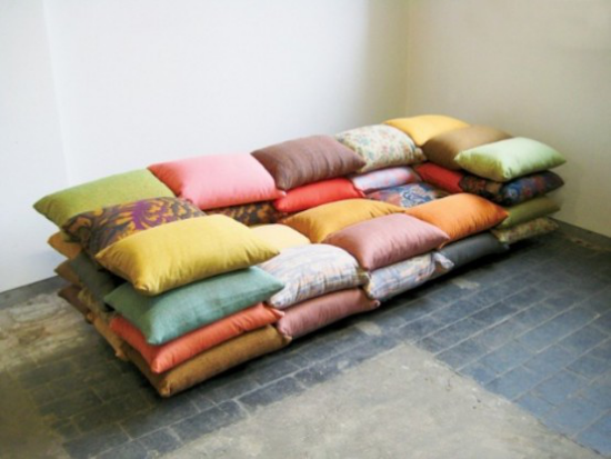 ekstravagante sofaer uvanlig modell mange fargerike puter ordnet nok plass til avslappende sosiale timer