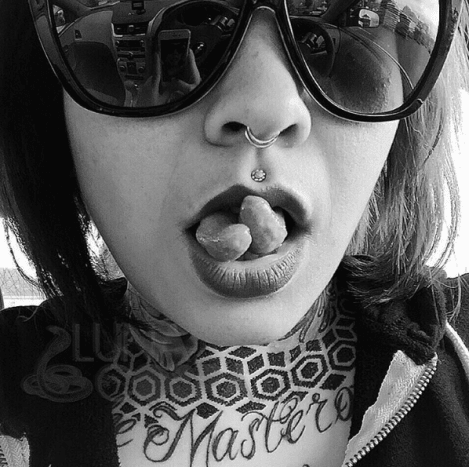 body mod tounge split selfies saulės akiniai atspalvių auskarų tatuiruotė