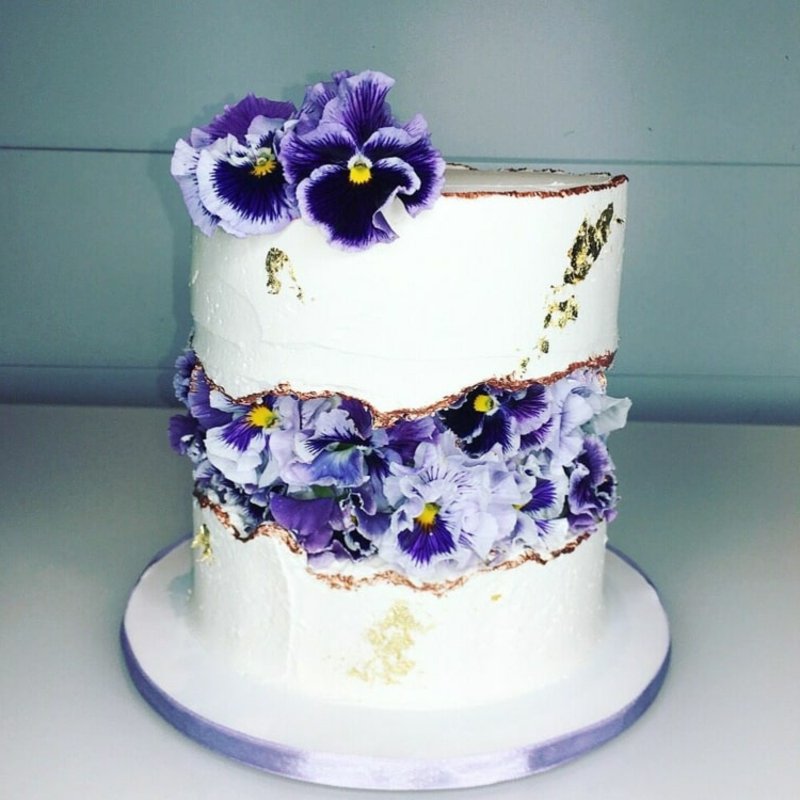 Dekorer kaken med ekte blomster