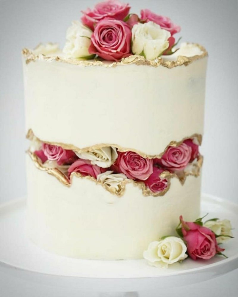 Kake med roser dekorerer et fantastisk utseende