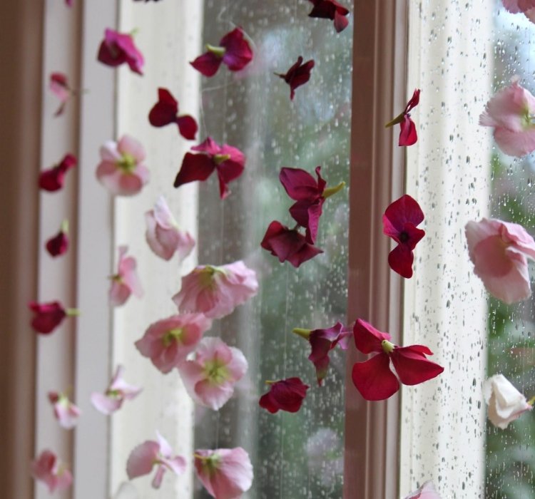 stilig krans av kunstige blomster vindu