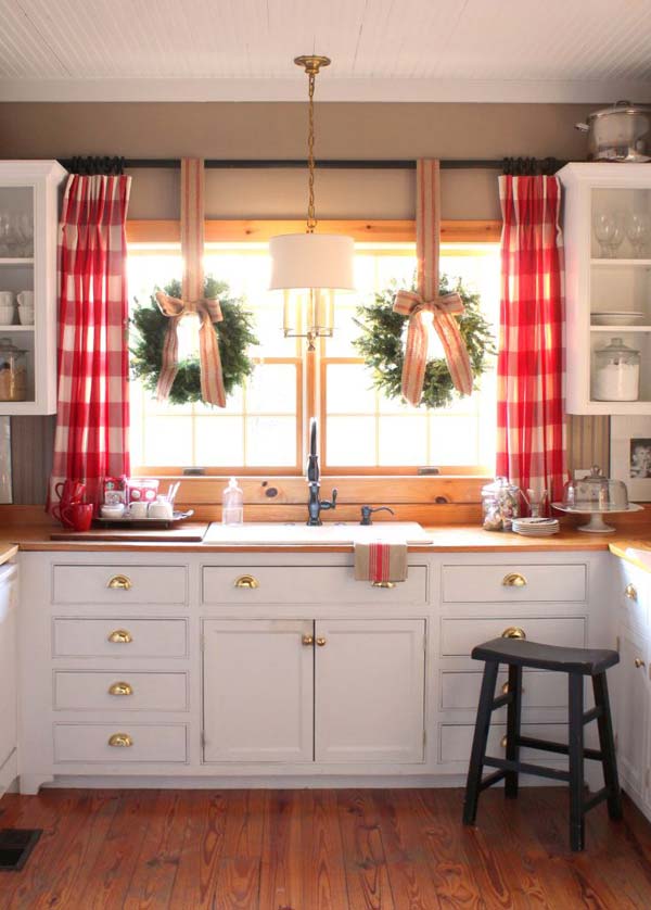 Kombiner kjøkkenvinduets gardiner med julevinduepynt