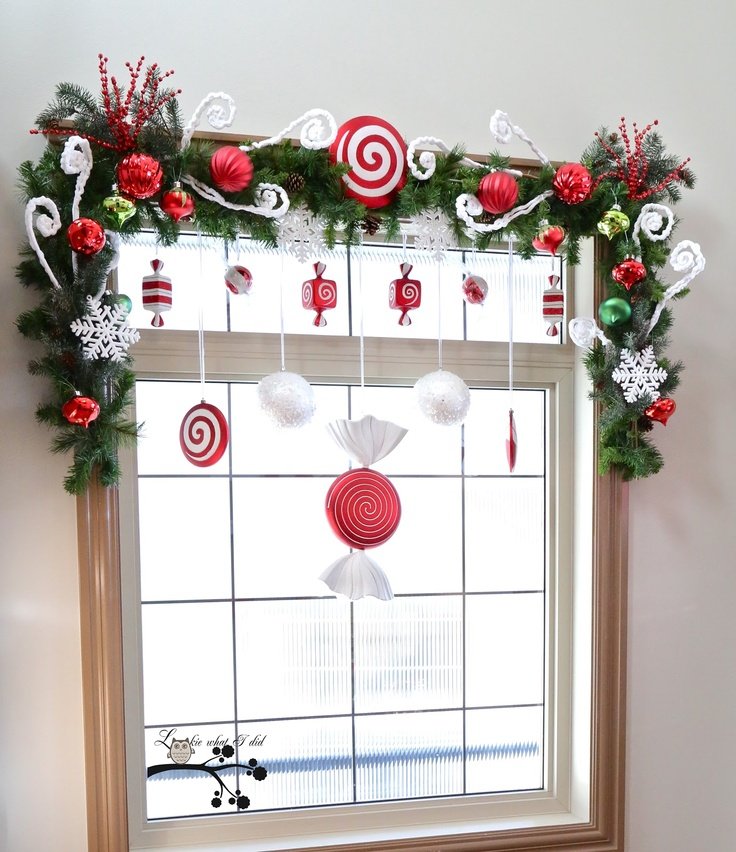Kule ideer med slikkepinner som hengende som vindusdekorasjoner til jul