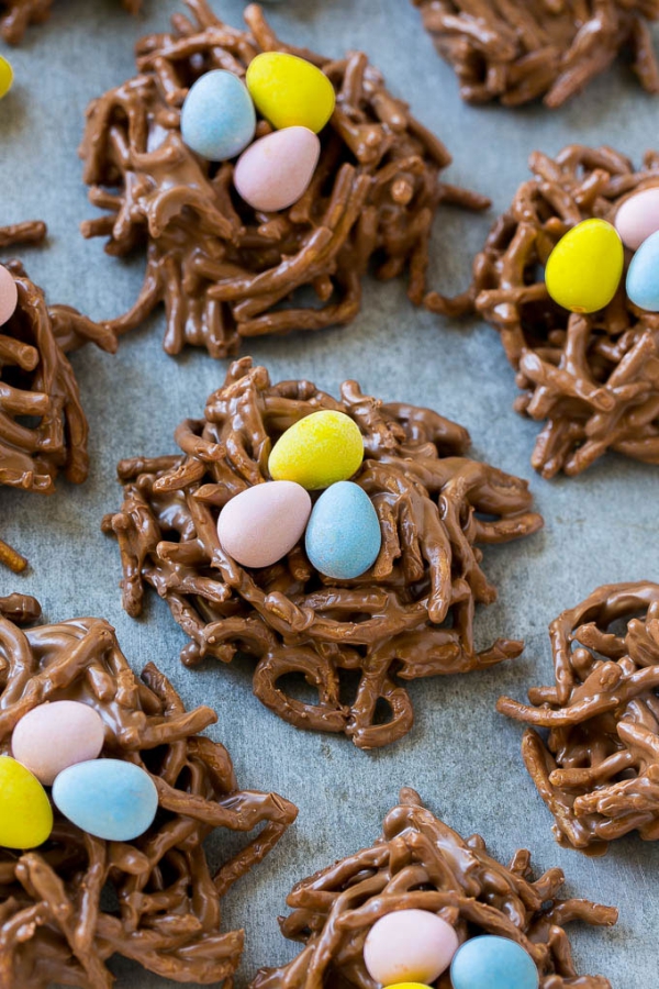 Slavnostní a tradiční velikonoční snídaně nápady a recepty sušenky čokoládová hnízda