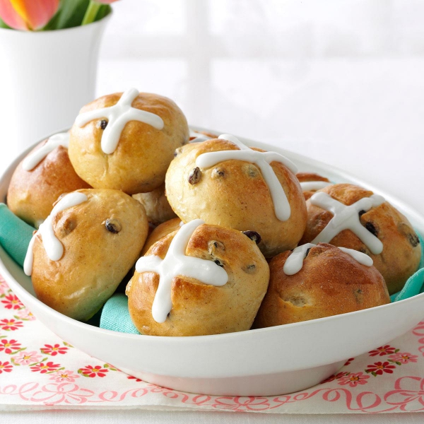 Slavnostní a tradiční velikonoční snídaně nápady a recepty buchta s křížkem