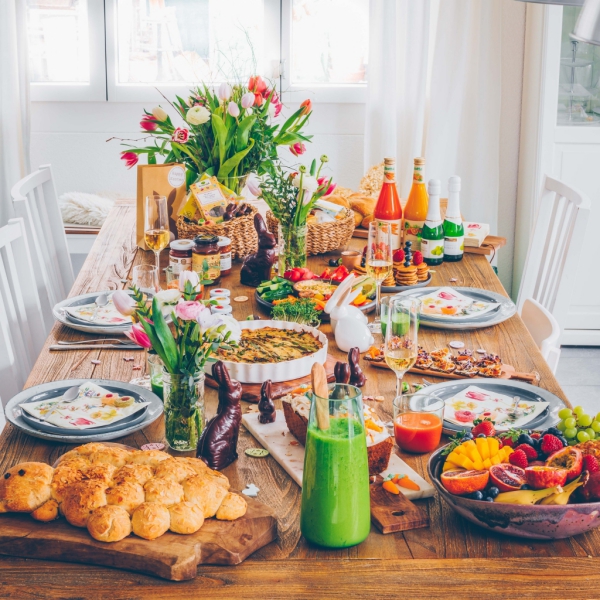 Slavnostní a tradiční velikonoční snídaně nápady a recepty klasická výzdoba stolu formou bufetu