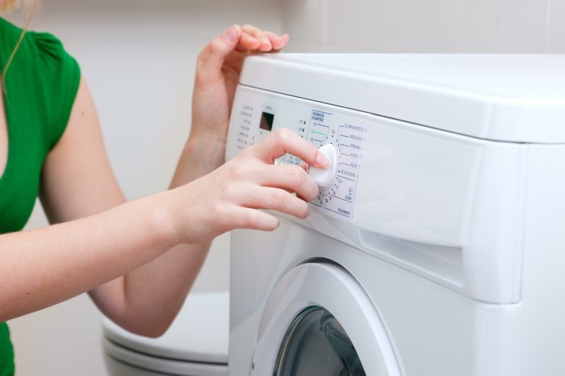 Fjern fettflekker fra klærne i vaskemaskinen