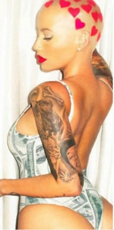Norint pasidaryti savo vyro portreto tatuiruotę, apsuptą marihuanos lapų, užrašytų ant jos rankos, reikia ypatingos damos, o ši ponia yra liūdnai pagarsėjusi Gintarinė rožė, kuri 2013 m. Gegužės mėn. Visam laikui pažymėjo save Wizo Khalifos portretu. buvo atliktas gana meistriškai, tačiau neabejojama, kad Amber 2014 m. pabaigoje gailėjosi rašalo, kai ji ir Wiz pateikė skyrybų prašymą. nenustebtume, jei netolimoje ateityje modelis tam tikru momentu nuspręstų nuslėpti savo portreto Wiz Khalifa tatuiruotę.