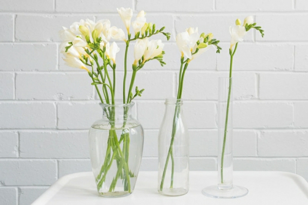 ιδέες διακόσμησης φρέζια βάζο κομμένα λουλούδια