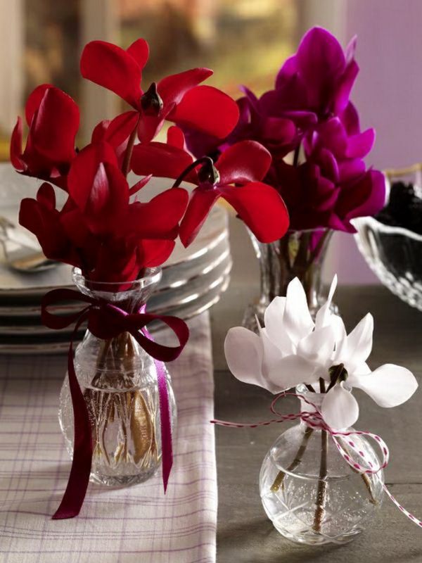 קישוט פרחי אביב בצבעים שונים משלבים רעיונות לקישוט שולחן