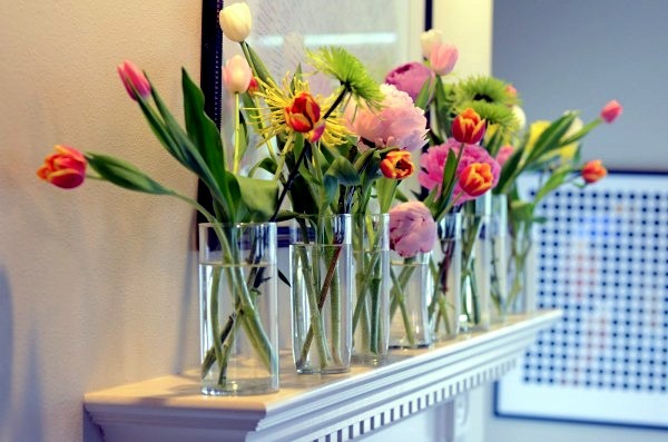 קישוט פרחי האביב רעיונות קישוט מסוגננים אגרטלי זכוכית משלבים פרחים שונים