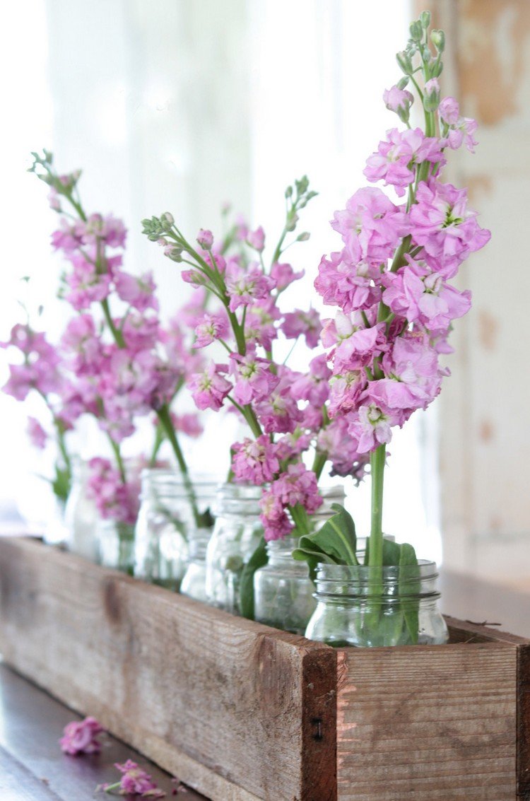 Vårdekorasjoner laget av tre får blomsterkasser til å se fantastiske ut