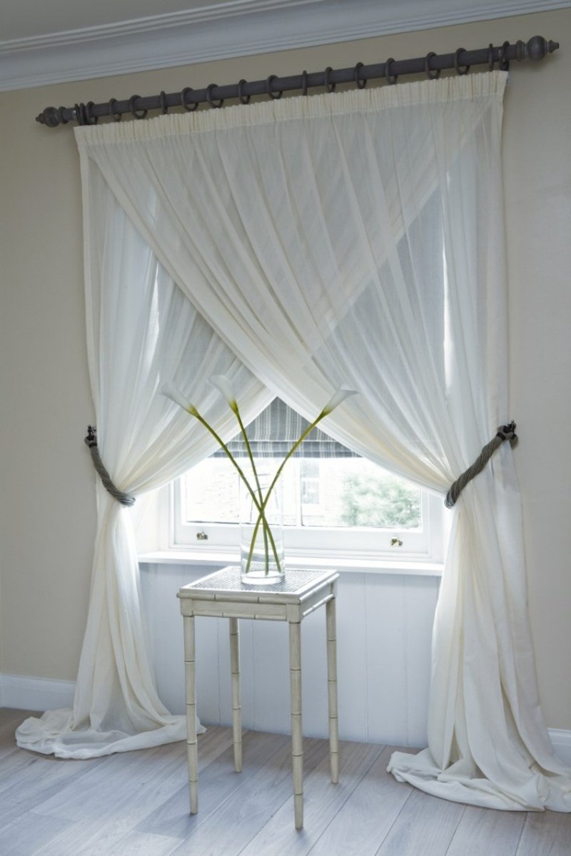 silke gardiner i hvitt