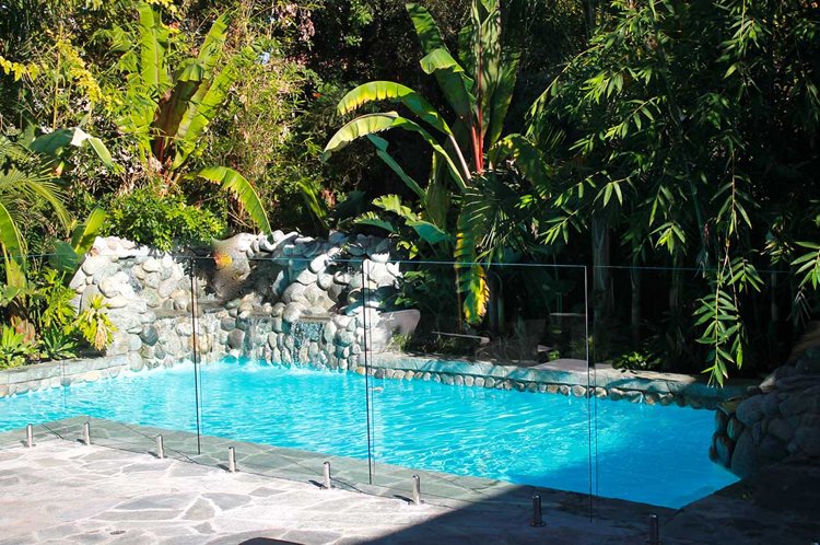 Zahrada s luxusním bazénem