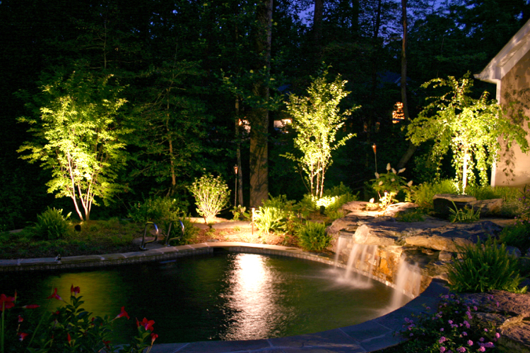 Zahradní jezírko s akcentovým osvětlením vodopádu