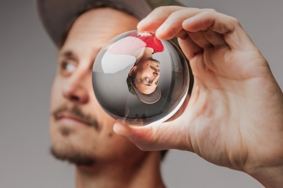 סודות צילום כדור זכוכית - טיפים ורעיונות ליצירת פורטרטים יצירתיים