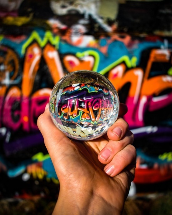 סודות צילום כדור זכוכית - טיפים ורעיונות קיר גרפיטי על ידי כדור זכוכית