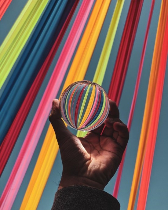 סודות צילום כדור זכוכית - עצות ורעיונות פסים צבעוניים כדור זכוכית צילום