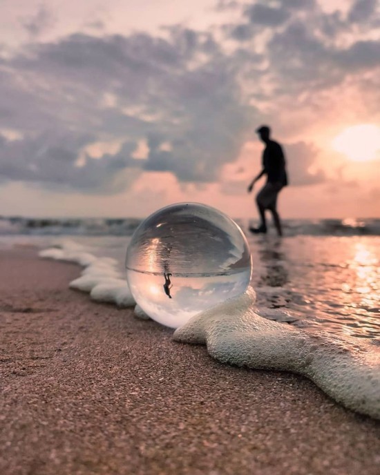 סודות צילום כדור זכוכית - טיפים ורעיונות צילום חוף עם גלי ים