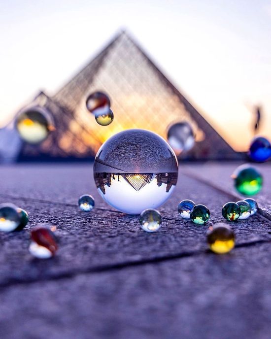 סודות צילום כדור זכוכית - טיפים ורעיונות משחק ילדים מול פירמידות הזכוכית