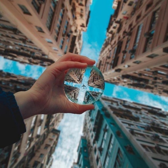 סודות צילום כדור הזכוכית - טיפים ורעיונות תמונת עיר עם מטוס בדיוק ברגע הנכון