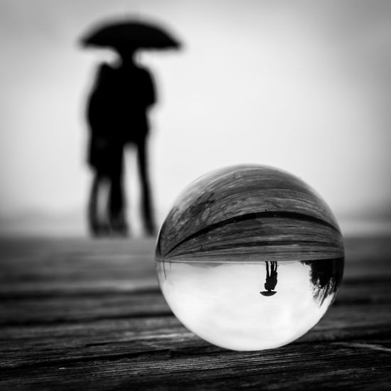 סודות צילום כדור זכוכית - טיפים ורעיונות זוג צילום בשחור לבן עם מטריה