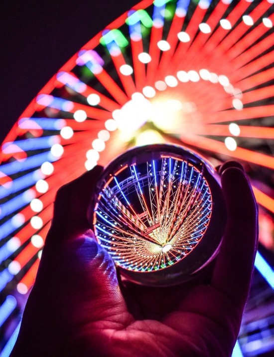 סודות צילום כדור זכוכית - טיפים ורעיונות גלגל ענק צבעוני בלילה