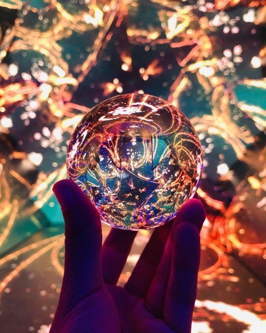 סודות צילום כדור זכוכית - טיפים ורעיונות אורות מופשטים בכדור זכוכית