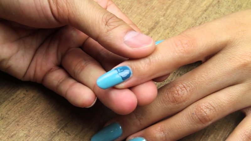 Ακρυλικά νύχια έναντι gel νύχια ombre μπλε