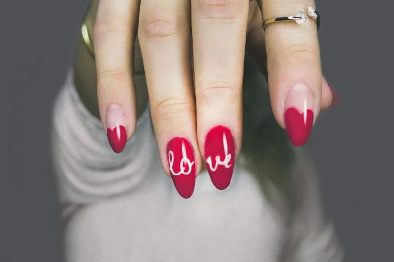 Ακρυλικά νύχια σε κόκκινο υπέροχο σχέδιο